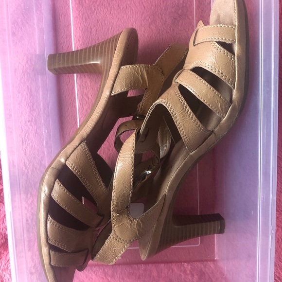 Aerosoles size 7.5, cream coloured leather, barely worn - Picture 11 of 13